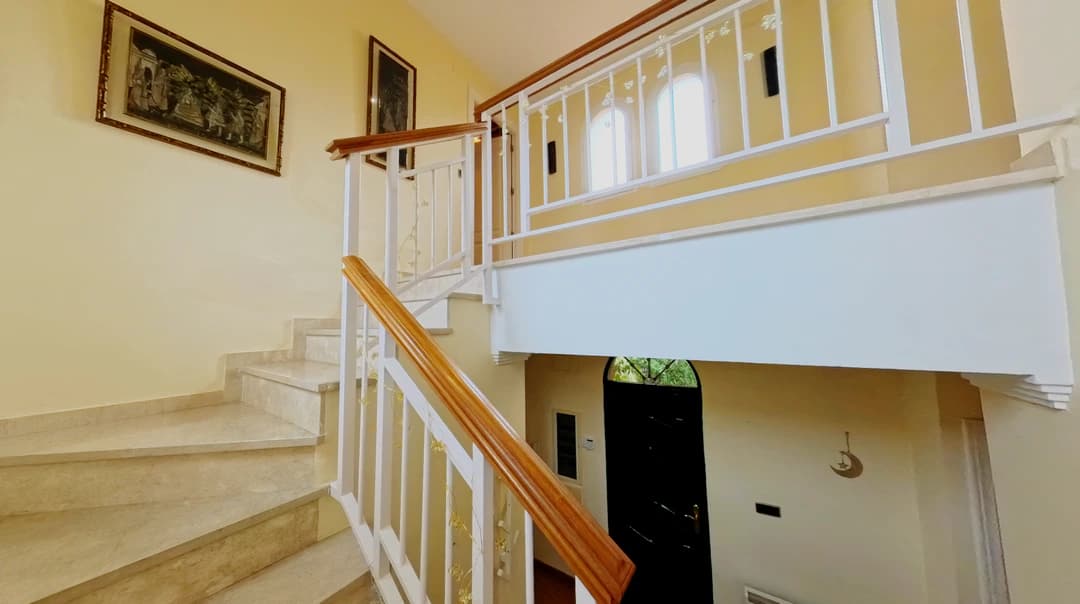 Recorrido virtual interactivo 360 para inmobiliaria de lujo mostrando villa residencial en Granada