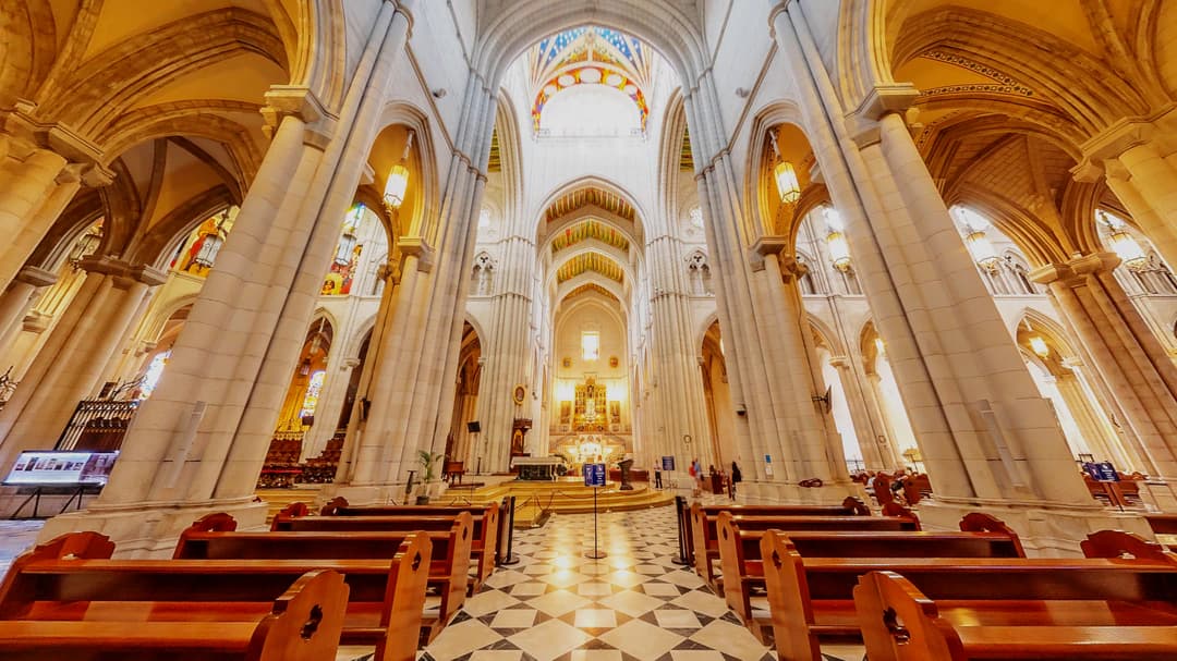Tour virtual 3D de la Catedral de la Almudena, experto en digitalización de espacios culturales en España
